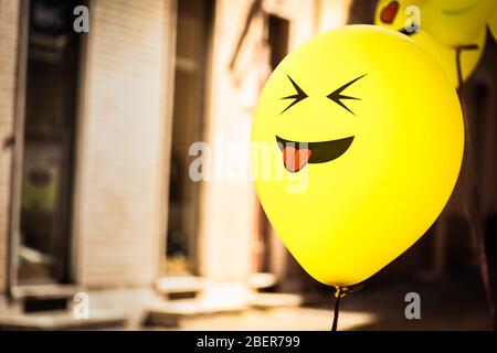 Frechen Emoji Ballon schweben auf einer Straßenparty in Senigallia, Le Marche, Italien Stockfoto