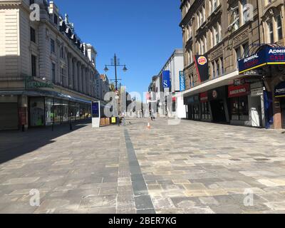 Newcastle upon Tyne, Großbritannien. 15 April 2020. Eine ungewöhnlich ruhige Northumberland Street, Newcastle upon Tyne während der Coronavirus Covid19 Lockdown/Social-Distancing Periode. Die meisten Menschen weiterhin die Regierung diktieren zu respektieren, um sozial Distanz. Victor W. Adams / Alamy Live News Stockfoto