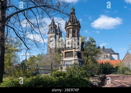 14. April 2020, Sachsen-Anhalt, Magdeburg: Blick auf das Kriegsdenkmal in der Hegelstraße mit dem Dom im Hintergrund. Das Denkmal wurde 1877 in Erinnerung an die Gefallenen des Deutschen Krieges und des Französischen Krieges errichtet. Foto: Stephan Schulz/dpa-Zentralbild/ZB Stockfoto