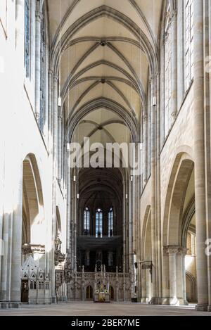14. April 2020, Sachsen-Anhalt, Magdeburg: Blick in den Magdeburger Dom. Die Chorgestühl wurden wegen der Corona-Pandemie entfernt. Derzeit dürfen maximal 50 Besucher gleichzeitig in den Dom eintreten. In diesem Jahr feiert die Domgemeinde den 500. Jahrestag der Fertigstellung der Kathedrale. Foto: Stephan Schulz/dpa-Zentralbild/ZB Stockfoto