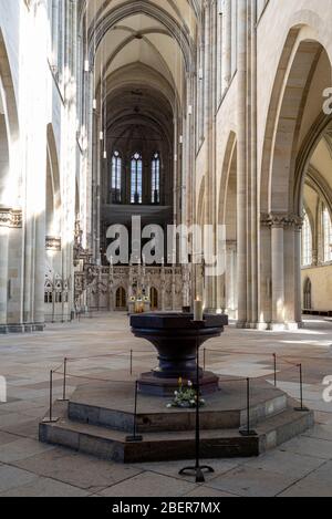 14. April 2020, Sachsen-Anhalt, Magdeburg: Blick in den Magdeburger Dom. Die Chorgestühl wurden wegen der Corona-Pandemie entfernt. Derzeit dürfen maximal 50 Besucher gleichzeitig in den Dom eintreten. In diesem Jahr feiert die Domgemeinde den 500. Jahrestag der Fertigstellung der Kathedrale. Foto: Stephan Schulz/dpa-Zentralbild/ZB Stockfoto