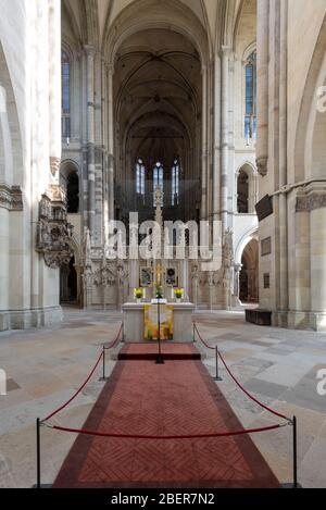 14. April 2020, Sachsen-Anhalt, Magdeburg: Blick auf die Dompleinwand des Doms. Die Sitzmöbel wurden aufgrund der Corona-Pandemie entfernt. Derzeit dürfen maximal 50 Besucher gleichzeitig in den Dom eintreten. In diesem Jahr feiert die Domgemeinde den 500. Jahrestag der Fertigstellung der Kathedrale. Foto: Stephan Schulz/dpa-Zentralbild/ZB Stockfoto