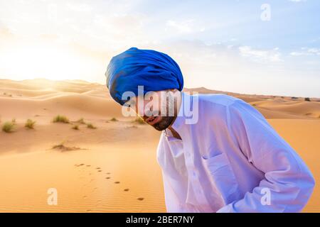 Berber Mann, der traditionelle Kleidung in der Sahara Wüste im Morgengrauen, Marokko Stockfoto