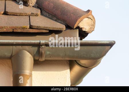 Seitenansicht einer Regenrinne an der Ecke eines Daches Stockfoto