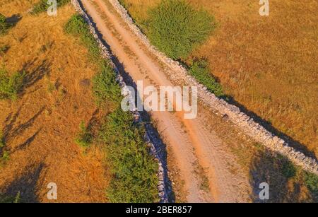 Eine unbefestigte Straße im Herzen Dalmatiens Stockfoto