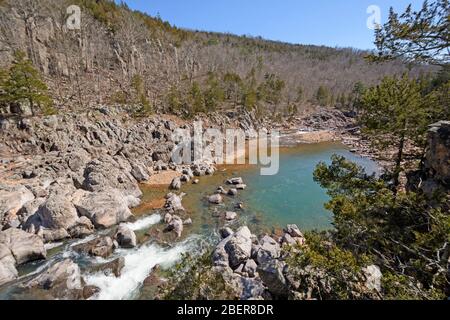 Bunte Pool zwischen den Stromschnellen im Johnsons Shut-ins State Park in Missouri Stockfoto