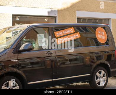Altötting, Deutschland-April 15,2020: Ansicht eines Minibusses, der von einer Arztpraxis für Patienten benutzt wird, um Rezepte mit Schild auf deutsch abzuholen, das mobil sagt Stockfoto
