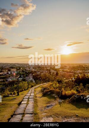 Stadtbild bei Sonnenuntergang von Loma del Capiro, Santa Clara, Provinz Villa Clara, Kuba Stockfoto