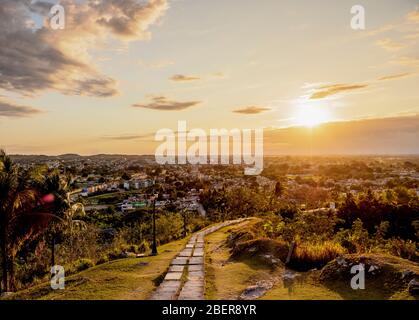 Stadtbild bei Sonnenuntergang von Loma del Capiro, Santa Clara, Provinz Villa Clara, Kuba Stockfoto