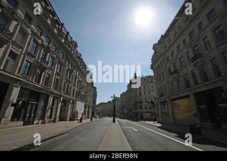 Ein Blick auf die Regent Street, London, vom Oxford Circus in Richtung Piccadilly, während Großbritannien weiterhin in der Blockierung ist, um die Ausbreitung des Coronavirus einzudämmen. Stockfoto