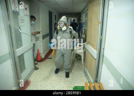 Coatepec, Veracruz, Mexiko. April 2020. Die Sanitäranlagen führen die Sanitisierung der Hauptstraßen und des zivilen Krankenhauses der Stadt Coatepec, Veracruz durch. Für dieses Verfahren verwendeten sie das chemische quaternäre Ammonium, das Pilze, Bakterien und Coronaviren eliminiert. Diese Prozedur wurde nachts durchgeführt, um die Bewohner zu schützen. Quelle: Hector Adolfo Quintanar Perez/ZUMA Wire/Alamy Live News Stockfoto