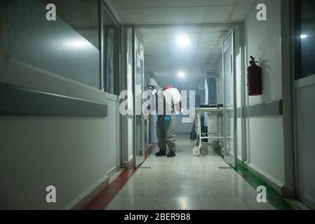 Coatepec, Veracruz, Mexiko. April 2020. Die Sanitäranlagen führen die Sanitisierung der Hauptstraßen und des zivilen Krankenhauses der Stadt Coatepec, Veracruz durch. Für dieses Verfahren verwendeten sie das chemische quaternäre Ammonium, das Pilze, Bakterien und Coronaviren eliminiert. Diese Prozedur wurde nachts durchgeführt, um die Bewohner zu schützen. Quelle: Hector Adolfo Quintanar Perez/ZUMA Wire/Alamy Live News Stockfoto