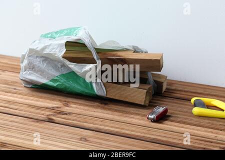 DIY Bau einer Veranda / Balkon Boden mit braunen Holzbohlen in Espoo, Finnland, Februar, 2020. Auf diesem Foto sehen Sie den Boden und einige Werkzeuge. Stockfoto