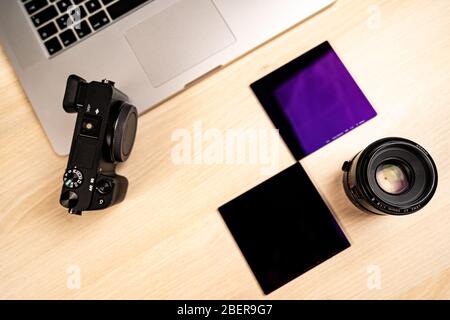Laptop, Objektiv und Kopfhörer mit Kamera Stockfoto