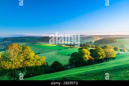 Frühmorgens, frühmorgens, nebliger Morgen Sonnenaufgang Blick über den Süden in West sussex von Ost Lavant England Stockfoto