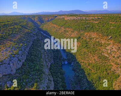 Luftaufnahme des Wasserfalls in der Schlucht des Flusses Krka in Kroatien Stockfoto