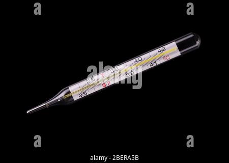 Medizinisches Thermometer. Nahaufnahme. Quecksilberskala. Isolieren. Schwarzer Hintergrund. Stockfoto