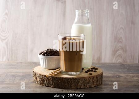 Iced Kaffee oder Caffe Latte in hohem Glas auf Holztisch. Stockfoto