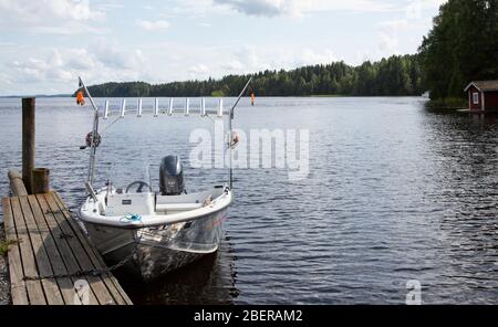 Kleines Aluminium Motorboot / Schiff mit Angelausrüstung Rig, Finnland Stockfoto