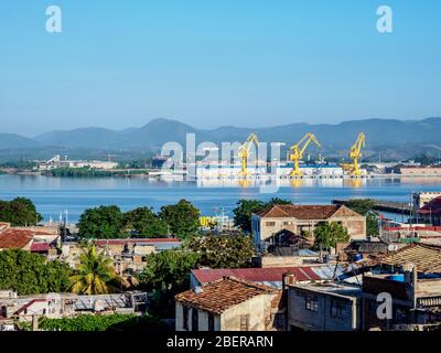 Blick über die Stadt Richtung Hafen, Santiago de Cuba, Provinz Santiago de Cuba, Kuba Stockfoto