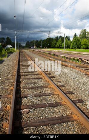 Blick auf alte Eisenbahnschienen mit Holzschwellen auf dem Land am Bahnhof, Finnland Stockfoto