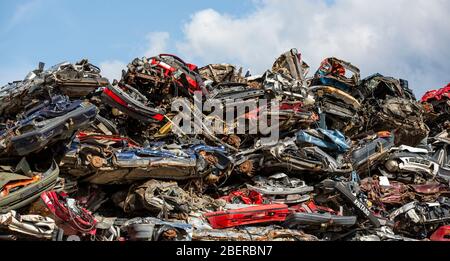 Gestapelte zerkleinerte Autos warten auf den Transport zum Recycling, Finnland Stockfoto