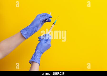 Arzthand in Latexhandschuh mit transparenter Spritze mit Impfstoff Stockfoto