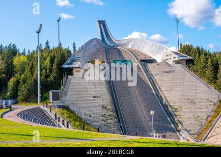 Oslo, Ostlandet / Norwegen - 2019/09/02: Holmenkollen Schanze - Holmenkollbakken - Olympia-Schanze nach 2010 Umbau Stockfoto