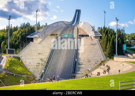 Oslo, Ostlandet / Norwegen - 2019/09/02: Holmenkollen Schanze - Holmenkollbakken - Olympia-Schanze nach 2010 Umbau Stockfoto