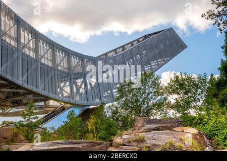 Oslo, Ostlandet / Norwegen - 2019/09/02: Holmenkollen Schanzenbau - Holmenkollbakken - Schanzenanlage nach 2010 Umbau Stockfoto