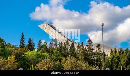 Oslo, Ostlandet / Norwegen - 2019/09/02: Holmenkollen Schanze - Holmenkollbakken - Olympia-Schanze nach 2010 Umbau Stockfoto