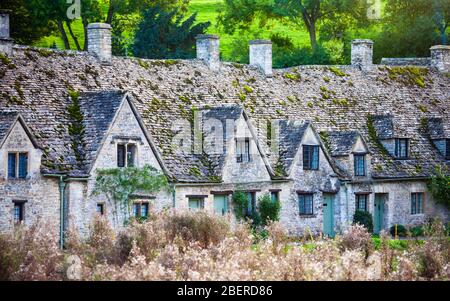 Old Weavers Cottages in Arlington Row in Bibury in den Cotswolds, Gloucestershire, England Stockfoto