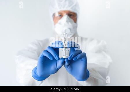 Spritze mit der Aufschrift "Impfstoff". Coronavirus Impfung Stockfoto