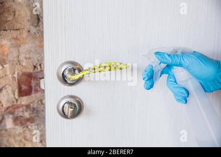 Viren auf Oberflächen, die Sie täglich kontaktieren - Verbreitung von Viren, Desinfektion. Gefahr Weg der Epidemie. Smartphone, Laptop, Tastatur, Tablet, Tisch, Boden, Türknopf. Hände auf infizierte Dinge. Stockfoto