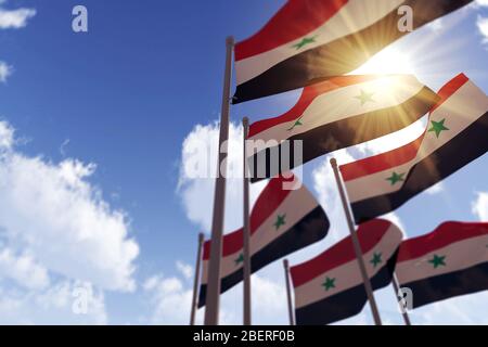 Syrienfahnen winken im Wind gegen einen blauen Himmel. 3D-Rendering Stockfoto