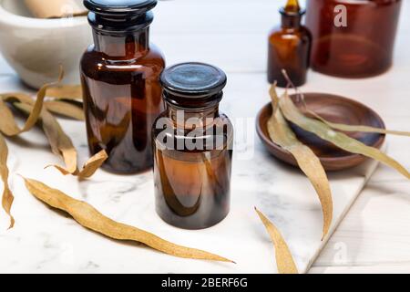 Ätherisches Eukalyptus-Öl auf Vintage Bernstein Flasche. Kräuteröl für die Hautpflege, Aromatherapie und Naturmedizin Stockfoto