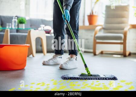 Viren auf Oberflächen, die Sie täglich kontaktieren - Verbreitung von Viren, Desinfektion. Gefahr Weg der Epidemie. Smartphone, Laptop, Tastatur, Tablet, Tisch, Boden, Türknopf. Hände auf infizierte Dinge. Stockfoto