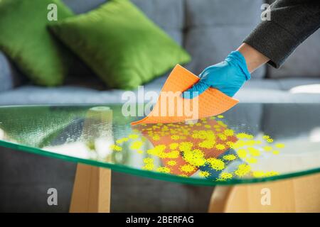 Viren auf Oberflächen, die Sie täglich kontaktieren - Verbreitung von Viren, Desinfektion. Gefahr Weg der Epidemie. Smartphone, Laptop, Tastatur, Tablet, Tisch, Boden, Türknopf. Hände auf infizierte Dinge. Stockfoto