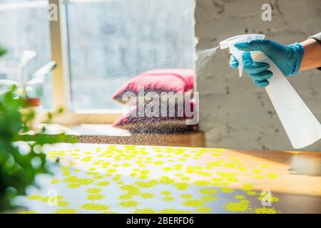 Viren auf Oberflächen, die Sie täglich kontaktieren - Verbreitung von Viren, Desinfektion. Gefahr Weg der Epidemie. Smartphone, Laptop, Tastatur, Tablet, Tisch, Boden, Türknopf. Hände auf infizierte Dinge. Stockfoto