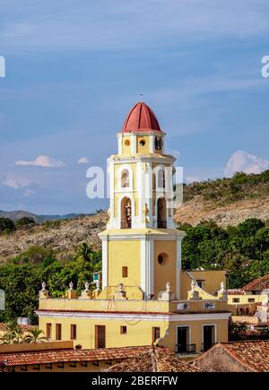 Stadtbild mit Turm der San Francisco Convent Church, erhöhte Ansicht, Trinidad, Sancti Spiritus Provinz, Kuba Stockfoto