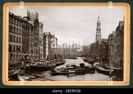 Europa, Deutschland, Hamburg, der Fleet Grimme mit Schuten , im Hintergrund die Katharinenkirche, herausgegeben von : Verlag Römmler & Jonas, K.S. Hof-Photographie , Dresden, 1890 . / Europa, Deutschland, Hamburg, Flotte Grimme (Stadtkanal Grimme) mit Lastkähne, im Hintergrund Katharinenkirche´s, herausgegeben von Römmler & Jonas, Königlich-sächsischer Fotograf, Dresden, 1890. Stockfoto