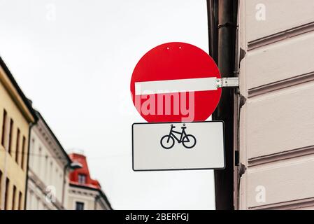Kein Schild für den Verkehr mit dem Fahrzeug außer Fahrrädern. Straßenschild gegen das alte Europa Stadtbild. Mit Kopierbereich. Konzeptumgebung Stockfoto