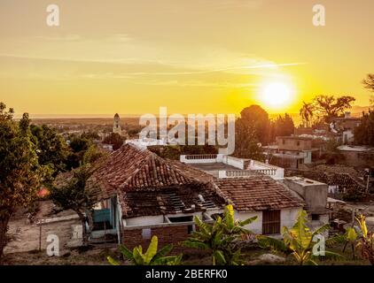 Stadtbild mit San Francisco Kloster Kirchturm bei Sonnenuntergang, erhöhte Ansicht, Trinidad, Sancti Spiritus Provinz, Kuba Stockfoto