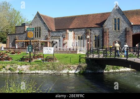 The Bishops Mill Pub in Salisbury UK während des Coronavirus-Notfalls im April 2020. Beachten Sie das Schild, das die wichtigsten Arbeitnehmer während der Krise preist. Stockfoto