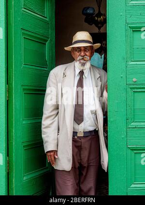 Mann, der Zigarre raucht, Trinidad, Sancti Spiritus Provinz, Kuba Stockfoto