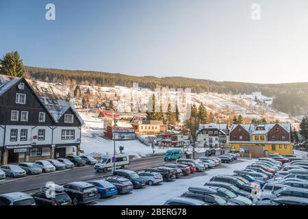 VELKA UPA, TSCHECHISCHE REPUBLIK, MÄRZ 2020 - Winter Schnee Bergdorf Szene. Bergdorf im Winter Schneesaison. Winter Schnee Bergdorf Stockfoto