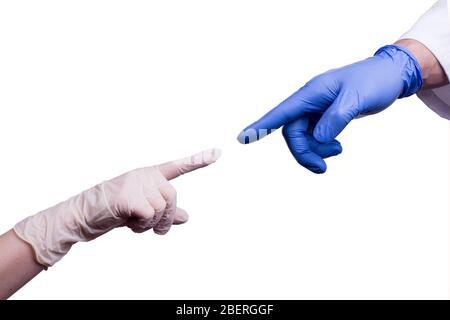 Hände mit sterilen Latexhandschuhen, die aufeinander zugreifen. Ärzte und Krankenschwester Hände isoliert auf weißem Hintergrund. Quarantäne-Zeitkonz. Des Coronavirus Stockfoto