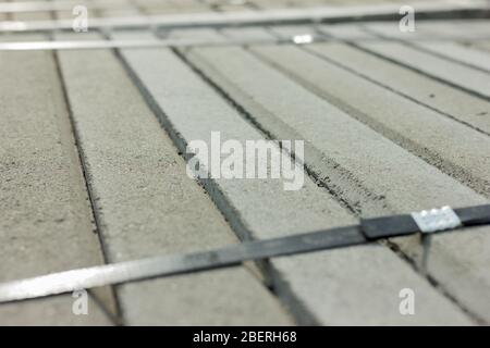 Die Bordsteinkante ist für die Verlegung vorbereitet. Reparieren des Gehwegs. Konzept für Straßenreparatur und Bodenverbesserung. Stockfoto