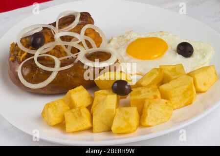 Traditionelle portugiesische alheira-Wurst mit Kartoffeln und Ei Stockfoto