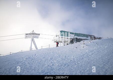 Seilbahnstation auf Snezka oder Sniezka Gipfel im Riesengebirge, Nationalpark Riesengebirge, Tschechische Republik. Stockfoto